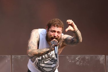 Malone Times Meydanı 'ndaki TSX Stage' de canlı performans sergiliyor. 18 Temmuz 2023, New York, ABD: Amerikalı rapçi Austin Richard Post, Post Malone olarak bilinir, Times Square 'in TSX sahnesinde canlı performans sergiliyor. 