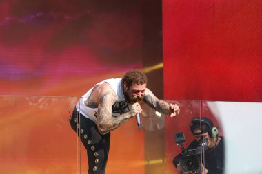 Malone Times Meydanı 'ndaki TSX Stage' de canlı performans sergiliyor. 18 Temmuz 2023, New York, ABD: Amerikalı rapçi Austin Richard Post, Post Malone olarak bilinir, Times Square 'in TSX sahnesinde canlı performans sergiliyor. 