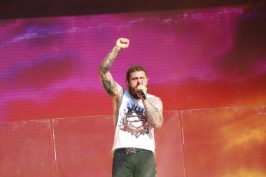 Malone Times Meydanı 'ndaki TSX Stage' de canlı performans sergiliyor. 18 Temmuz 2023, New York, ABD: Amerikalı rapçi Austin Richard Post, Post Malone olarak bilinir, Times Square 'in TSX sahnesinde canlı performans sergiliyor. 