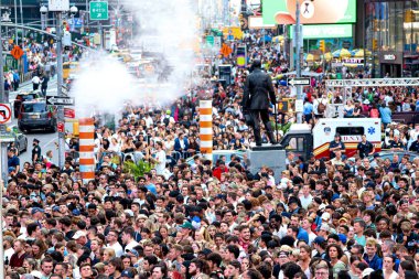 Malone Times Meydanı 'ndaki TSX Stage' de canlı performans sergiliyor. 18 Temmuz 2023, New York, ABD: Amerikalı rapçi Austin Richard Post, Post Malone olarak bilinir, Times Square 'in TSX sahnesinde canlı performans sergiliyor. 