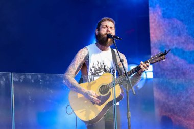 Malone Times Meydanı 'ndaki TSX Stage' de canlı performans sergiliyor. 18 Temmuz 2023, New York, ABD: Amerikalı rapçi Austin Richard Post, Post Malone olarak bilinir, Times Square 'in TSX sahnesinde canlı performans sergiliyor. 