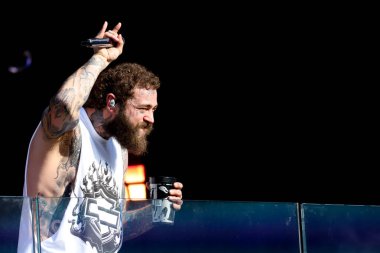 Malone Times Meydanı 'ndaki TSX Stage' de canlı performans sergiliyor. 18 Temmuz 2023, New York, ABD: Amerikalı rapçi Austin Richard Post, Post Malone olarak bilinir, Times Square 'in TSX sahnesinde canlı performans sergiliyor. 