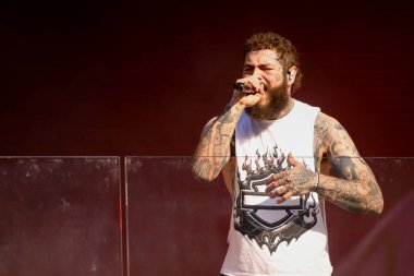 Malone Times Meydanı 'ndaki TSX Stage' de canlı performans sergiliyor. 18 Temmuz 2023, New York, ABD: Amerikalı rapçi Austin Richard Post, Post Malone olarak bilinir, Times Square 'in TSX sahnesinde canlı performans sergiliyor. 