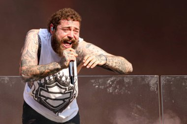 Malone Times Meydanı 'ndaki TSX Stage' de canlı performans sergiliyor. 18 Temmuz 2023, New York, ABD: Amerikalı rapçi Austin Richard Post, Post Malone olarak bilinir, Times Square 'in TSX sahnesinde canlı performans sergiliyor. 