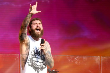 Malone Times Meydanı 'ndaki TSX Stage' de canlı performans sergiliyor. 18 Temmuz 2023, New York, ABD: Amerikalı rapçi Austin Richard Post, Post Malone olarak bilinir, Times Square 'in TSX sahnesinde canlı performans sergiliyor. 
