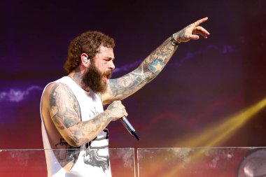 Malone Times Meydanı 'ndaki TSX Stage' de canlı performans sergiliyor. 18 Temmuz 2023, New York, ABD: Amerikalı rapçi Austin Richard Post, Post Malone olarak bilinir, Times Square 'in TSX sahnesinde canlı performans sergiliyor. 