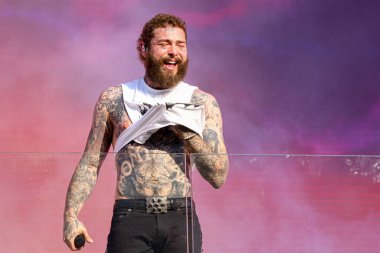 Malone Times Meydanı 'ndaki TSX Stage' de canlı performans sergiliyor. 18 Temmuz 2023, New York, ABD: Amerikalı rapçi Austin Richard Post, Post Malone olarak bilinir, Times Square 'in TSX sahnesinde canlı performans sergiliyor. 