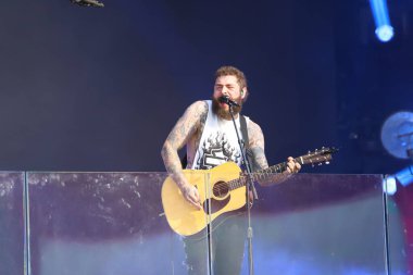 Malone Times Meydanı 'ndaki TSX Stage' de canlı performans sergiliyor. 18 Temmuz 2023, New York, ABD: Amerikalı rapçi Austin Richard Post, Post Malone olarak bilinir, Times Square 'in TSX sahnesinde canlı performans sergiliyor. 