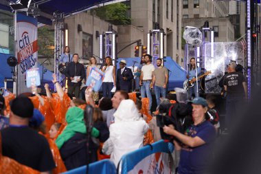 Dan + Shay, 21 Temmuz 2023 'te Rockefeller Plaza' da Today Show 'da canlı performans sergiledi. New York, ABD: Yağmura rağmen, Dan & Shay bu sabah Rockefeller Plaza' da Today Show 'da gösteriyi çaldı.. 
