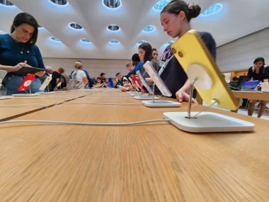 Teknoloji Şirketleri Cephesi ve Yapay Zeka Yönetmeliği. 21 Temmuz 2023, New York, ABD: Amazon, Meta, Google gibi Teknoloji Şirketlerinin CEO 'ları, Beyaz Saray' da ABD Başkanı Joe Biden ile görüşüyor.