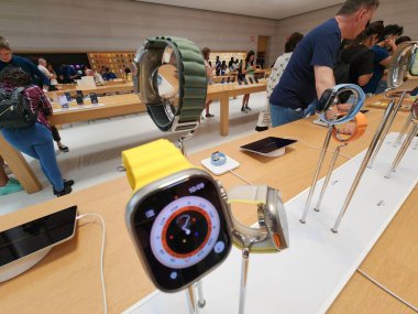 Teknoloji Şirketleri Cephesi ve Yapay Zeka Yönetmeliği. 21 Temmuz 2023, New York, ABD: Amazon, Meta, Google gibi Teknoloji Şirketlerinin CEO 'ları, Beyaz Saray' da ABD Başkanı Joe Biden ile görüşüyor.