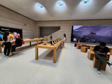 Teknoloji Şirketleri Cephesi ve Yapay Zeka Yönetmeliği. 21 Temmuz 2023, New York, ABD: Amazon, Meta, Google gibi Teknoloji Şirketlerinin CEO 'ları, Beyaz Saray' da ABD Başkanı Joe Biden ile görüşüyor.