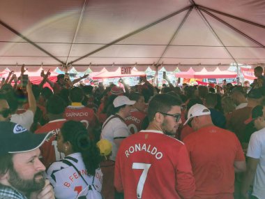  Şampiyonlar Turu: Manchester United Arsenal 'e karşı. 22 Temmuz 2023, Doğu Rutherford, New Jersey: Taraftarlar Doğu Rutherford, New Jersey 'de bulunan MetLife Stadyumu' nda İngiliz devi Manchester United ve Arsenal arasında oynanan Eski Rakipler karşılaşmasının önüne geçtiler