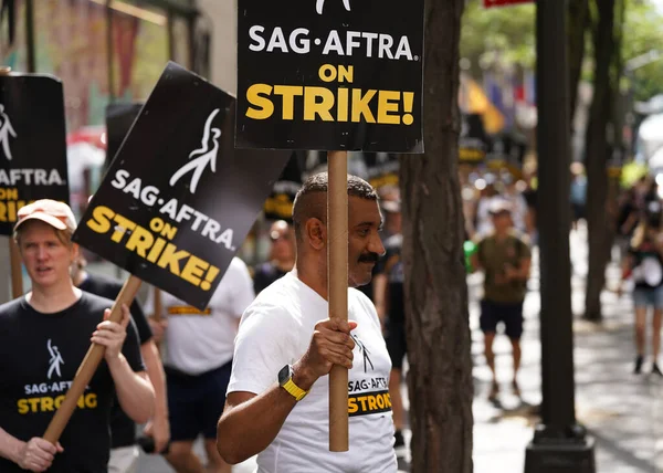 ロックフェラープラザのNbcユニバーサルでのストライキに関するSag Aftra 2023年7月21日 ニューヨークUsa ロックフェラープラザのNbcユニバーサルで強力なストライキを行い 公正な賃金 より良い労働条件を要求 — ストック写真