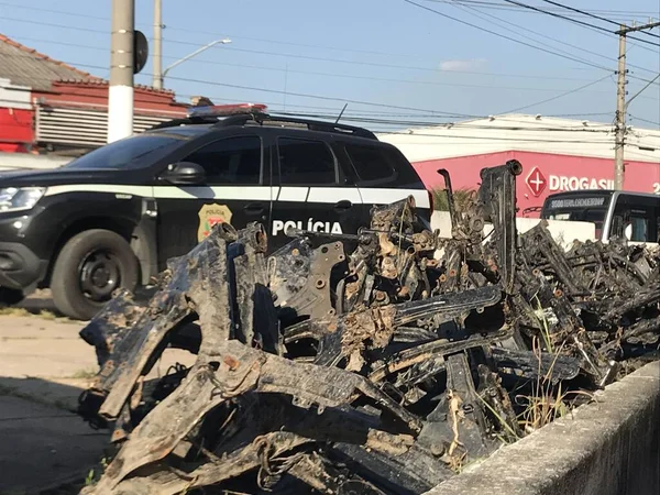 軍事警察はサンパウロで150台のモーターサイクルフレームを回収した 2023年7月24日 ブラジルのサンパウロ タイパス市北部の土地に放棄された150フレームのオートバイを軍警察が回収 — ストック写真