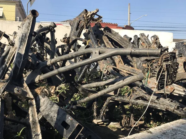Int 宪兵队在圣保罗找回了150个被遗弃的摩托车架 2023年7月24日 巴西圣保罗 武警在泰帕斯市北部的土地上找到了150辆废弃的摩托车 — 图库照片
