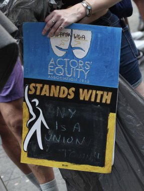 (SAG-AFTRA Times Meydanı 'nda grevde, Star Studded Rallisi. 25 Temmuz 2023, New York, ABD: SAG-AFTRA, grevin başladığı 14 Temmuz 'dan bu yana New York' taki en büyük miting olması beklenen, 25 Temmuz Salı sabahı Times Meydanı 'nda toplu grev düzenledi.
