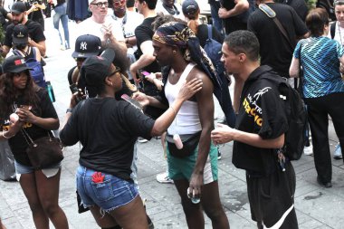 (SAG-AFTRA Times Meydanı 'nda grevde, Star Studded Rallisi. 25 Temmuz 2023, New York, ABD: SAG-AFTRA, grevin başladığı 14 Temmuz 'dan bu yana New York' taki en büyük miting olması beklenen, 25 Temmuz Salı sabahı Times Meydanı 'nda toplu grev düzenledi.