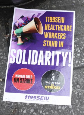 (SAG-AFTRA Times Meydanı 'nda grevde, Star Studded Rallisi. 25 Temmuz 2023, New York, ABD: SAG-AFTRA, grevin başladığı 14 Temmuz 'dan bu yana New York' taki en büyük miting olması beklenen, 25 Temmuz Salı sabahı Times Meydanı 'nda toplu grev düzenledi.