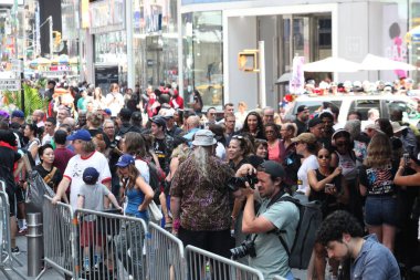 (SAG-AFTRA Times Meydanı 'nda grevde, Star Studded Rallisi. 25 Temmuz 2023, New York, ABD: SAG-AFTRA, grevin başladığı 14 Temmuz 'dan bu yana New York' taki en büyük miting olması beklenen, 25 Temmuz Salı sabahı Times Meydanı 'nda toplu grev düzenledi.