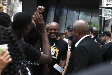 (SAG-AFTRA Times Meydanı 'nda grevde, Star Studded Rallisi. 25 Temmuz 2023, New York, ABD: SAG-AFTRA, grevin başladığı 14 Temmuz 'dan bu yana New York' taki en büyük miting olması beklenen, 25 Temmuz Salı sabahı Times Meydanı 'nda toplu grev düzenledi.