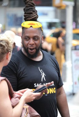 (SAG-AFTRA Times Meydanı 'nda grevde, Star Studded Rallisi. 25 Temmuz 2023, New York, ABD: SAG-AFTRA, grevin başladığı 14 Temmuz 'dan bu yana New York' taki en büyük miting olması beklenen, 25 Temmuz Salı sabahı Times Meydanı 'nda toplu grev düzenledi.