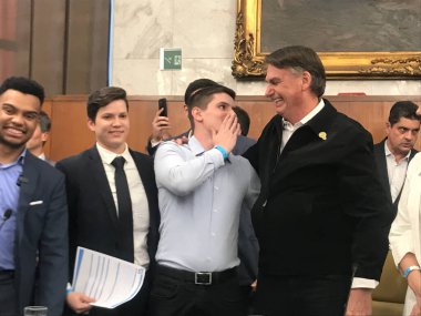 Adayların Liberal Parti (PL) üyeliği. 25 Temmuz 2023, Sao Paulo, Brezilya: Fernando Holiday ve Lucas Pavanato eski Brezilya Cumhurbaşkanı ile birlikte Sao Paulo 'da Liberal Parti' ye katıldı.