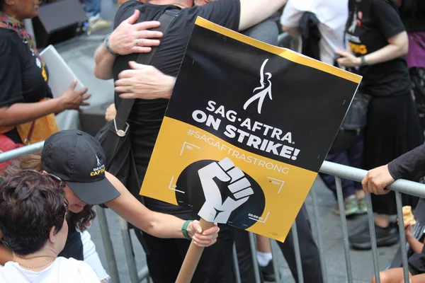 New ストライキ大規模なスタースタッドラリー タイムズスクエア 2023年7月25日 アメリカ合衆国ニューヨーク Sag Aftraは 7月14日にストライキが始まって以来 ニューヨークで最大の集会になると予想されるタイムズスクエアで大規模なストライキを開催しました — ストック写真