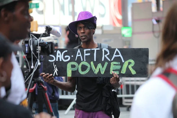 New ストライキ大規模なスタースタッドラリー タイムズスクエア 2023年7月25日 アメリカ合衆国ニューヨーク Sag Aftraは 7月14日にストライキが始まって以来 ニューヨークで最大の集会になると予想されるタイムズスクエアで大規模なストライキを開催しました — ストック写真