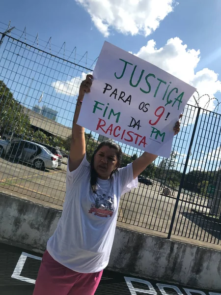 巴西圣保罗 2023 亲属在Barra Funda论坛前示威 抗议2013年发生的事件 — 图库照片