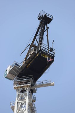 İnşaat Turnası alev aldı ve Manhattan-New York 'ta yıkıldı. 26 Temmuz 2023, New York, ABD: Bir inşaat vinci alev aldı ve Manhattan, New York 'ta 45 katlı bir gökdelene düştü (26 Temmuz Çarşamba sabahı)),