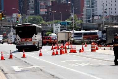 İnşaat Turnası alev aldı ve Manhattan-New York 'ta yıkıldı. 26 Temmuz 2023, New York, ABD: Bir inşaat vinci alev aldı ve Manhattan, New York 'ta 45 katlı bir gökdelene düştü (26 Temmuz Çarşamba sabahı)),