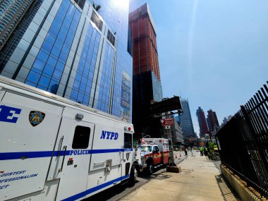 İnşaat Turnası alev aldı ve Manhattan-New York 'ta yıkıldı. 26 Temmuz 2023, New York, ABD: Bir inşaat vinci alev aldı ve Manhattan, New York 'ta 45 katlı bir gökdelene düştü (26 Temmuz Çarşamba sabahı)),