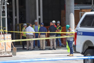 İnşaat Turnası alev aldı ve Manhattan-New York 'ta yıkıldı. 26 Temmuz 2023, New York, ABD: Bir inşaat vinci alev aldı ve Manhattan, New York 'ta 45 katlı bir gökdelene düştü (26 Temmuz Çarşamba sabahı)),