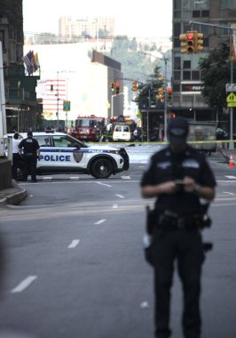 Crane alev aldı ve Manhattan-New York 'ta yere yığıldı. 26 Temmuz 2023, New York, ABD: Bir inşaat vinci alev aldı ve Çarşamba sabahı erken saatlerde New York 'ta Manhattan şehir merkezindeki bir gökdelende çöktü.