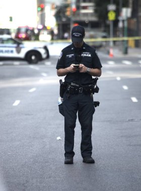 Crane alev aldı ve Manhattan-New York 'ta yere yığıldı. 26 Temmuz 2023, New York, ABD: Bir inşaat vinci alev aldı ve Çarşamba sabahı erken saatlerde New York 'ta Manhattan şehir merkezindeki bir gökdelende çöktü.