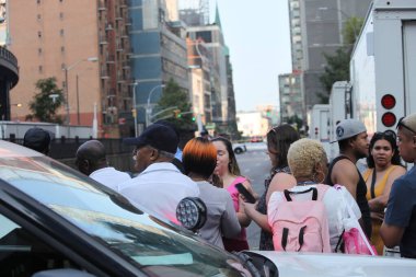 Crane alev aldı ve Manhattan-New York 'ta yere yığıldı. 26 Temmuz 2023, New York, ABD: Bir inşaat vinci alev aldı ve Çarşamba sabahı erken saatlerde New York 'ta Manhattan şehir merkezindeki bir gökdelende çöktü.