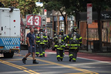 İnşaat Turnası alev aldı ve Manhattan-New York 'ta yıkıldı. 26 Temmuz 2023, New York, ABD: Bir inşaat vinci alev aldı ve Manhattan, New York 'ta 45 katlı bir gökdelene düştü (26 Temmuz Çarşamba sabahı)),