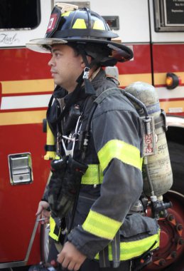 İnşaat Turnası alev aldı ve Manhattan-New York 'ta yıkıldı. 26 Temmuz 2023, New York, ABD: Bir inşaat vinci alev aldı ve Manhattan, New York 'ta 45 katlı bir gökdelene düştü (26 Temmuz Çarşamba sabahı)),