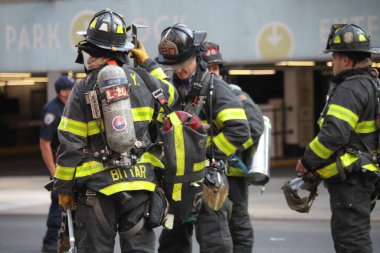 İnşaat Turnası alev aldı ve Manhattan-New York 'ta yıkıldı. 26 Temmuz 2023, New York, ABD: Bir inşaat vinci alev aldı ve Manhattan, New York 'ta 45 katlı bir gökdelene düştü (26 Temmuz Çarşamba sabahı)),