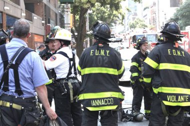 İnşaat Turnası alev aldı ve Manhattan-New York 'ta yıkıldı. 26 Temmuz 2023, New York, ABD: Bir inşaat vinci alev aldı ve Manhattan, New York 'ta 45 katlı bir gökdelene düştü (26 Temmuz Çarşamba sabahı)),