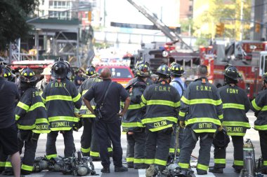 İnşaat Turnası alev aldı ve Manhattan-New York 'ta yıkıldı. 26 Temmuz 2023, New York, ABD: Bir inşaat vinci alev aldı ve Manhattan, New York 'ta 45 katlı bir gökdelene düştü (26 Temmuz Çarşamba sabahı)),