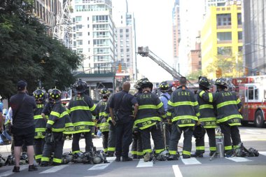 İnşaat Turnası alev aldı ve Manhattan-New York 'ta yıkıldı. 26 Temmuz 2023, New York, ABD: Bir inşaat vinci alev aldı ve Manhattan, New York 'ta 45 katlı bir gökdelene düştü (26 Temmuz Çarşamba sabahı)),