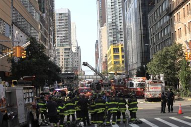 İnşaat Turnası alev aldı ve Manhattan-New York 'ta yıkıldı. 26 Temmuz 2023, New York, ABD: Bir inşaat vinci alev aldı ve Manhattan, New York 'ta 45 katlı bir gökdelene düştü (26 Temmuz Çarşamba sabahı)),