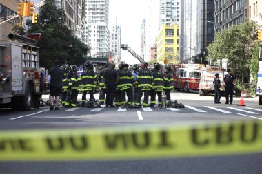 İnşaat Turnası alev aldı ve Manhattan-New York 'ta yıkıldı. 26 Temmuz 2023, New York, ABD: Bir inşaat vinci alev aldı ve Manhattan, New York 'ta 45 katlı bir gökdelene düştü (26 Temmuz Çarşamba sabahı)),