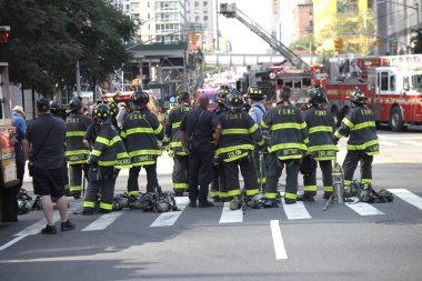 İnşaat Turnası alev aldı ve Manhattan-New York 'ta yıkıldı. 26 Temmuz 2023, New York, ABD: Bir inşaat vinci alev aldı ve Manhattan, New York 'ta 45 katlı bir gökdelene düştü (26 Temmuz Çarşamba sabahı)),