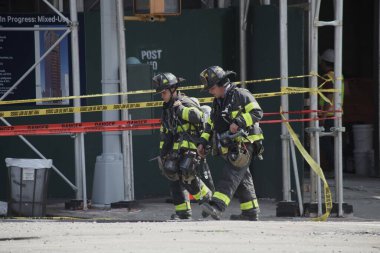 İnşaat Turnası alev aldı ve Manhattan-New York 'ta yıkıldı. 26 Temmuz 2023, New York, ABD: Bir inşaat vinci alev aldı ve Manhattan, New York 'ta bir gökdelenin üzerine çöktü. 