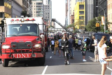 İnşaat Turnası alev aldı ve Manhattan-New York 'ta yıkıldı. 26 Temmuz 2023, New York, ABD: Bir inşaat vinci alev aldı ve Manhattan, New York 'ta bir gökdelenin üzerine çöktü. 