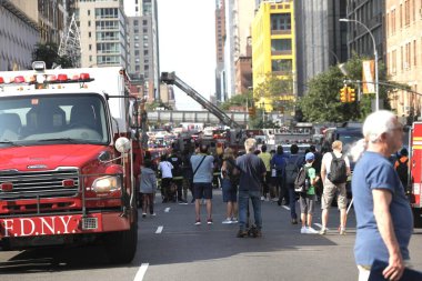 İnşaat Turnası alev aldı ve Manhattan-New York 'ta yıkıldı. 26 Temmuz 2023, New York, ABD: Bir inşaat vinci alev aldı ve Manhattan, New York 'ta bir gökdelenin üzerine çöktü. 