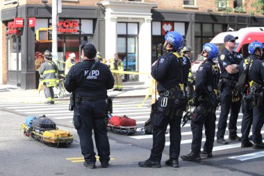 İnşaat Turnası alev aldı ve Manhattan-New York 'ta yıkıldı. 26 Temmuz 2023, New York, ABD: Bir inşaat vinci alev aldı ve Manhattan, New York 'ta bir gökdelenin üzerine çöktü. 